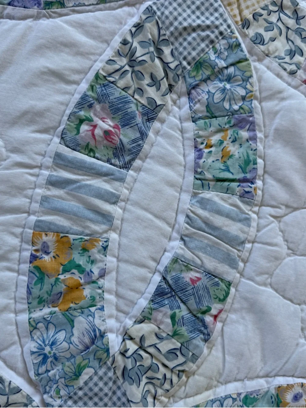 VTG Double Wedding Ring Quilt Hand Quilted Scalloped Edges Cottage Shabby King